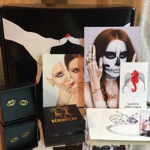 Verameat Wide Eye Stud Earings Pair